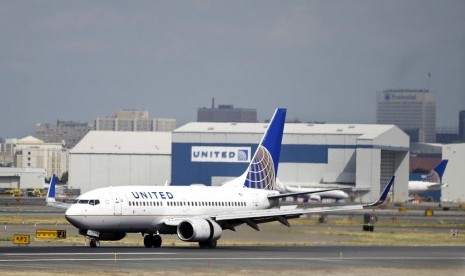 Pesawat United Airlines. Penumpang United Airlines dalam penerbangan dari Newark, New Jersey menuju San Fransisco terkejut melihat kursi penumpang penuh. Semula, mereka dikabarkan bahwa akan ada aturan social distancing di dalam pesawat.