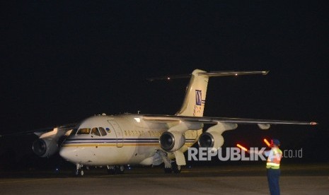 Pesawat victory News yang membawa Sepuluh orang Warga Negara Indonesia (WNI) tawanan eroris Abu Sayyaf tiba di Bandara Halim Perdana Kusuma, Jakarta Timur, Ahad (1/5) malam.