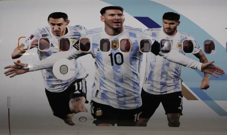  Pesawat yang membawa tim sepak bola nasional Argentina dicat dengan gambar Lionel Messi, tengah, Angel Di Maria, kiri, dan Rodrigo De Paul tiba di bandara Internasional Hamad di Doha, Qatar, Kamis, 17 November 2022 menjelang Dunia yang akan datang . Argentina akan memainkan pertandingan pertama di Piala Dunia melawan Arab Saudi pada 22 November.