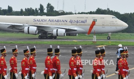 Pesawat yang mengangkut Raja Arab Saudi Salman bin Abdulaziz Al Saud mendarat di Bandara Halim Perdanakusuma, Jakarta, Rabu (1/3).