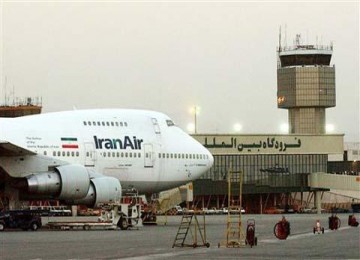 Pesawat Boeing 747 milik Iran Air, salah satu pesawat yang masuk daftar hitam UE, di bandara internasional Mehrabad, Teheran.