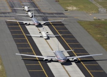 Pesawat pribadi melakukan pendaratan di Bandara JFK