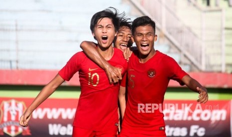 Rendy Juliansyah (kiri) saat memperkuat timnas Indonesia U-19. Rendy dipinjamkan Persik Kediri ke Persita Tangerang di kompetisi BRI Liga 1.