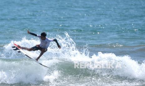 Peselancar Aldi Akmaludin asal Sukabumi, Jabar beraksi saat mengikuti babak pertama divisi Mens Open dalam Grand Final Nasional Liga Surfing Indonesia (LSI) di Pantai Kuta, Badung, Bali, Jumat (11/3/2022). Putaran final LSI yang akan berlangsung hingga 13 Maret 2022 diikuti oleh 197 peselancar ombak dari 15 klub kontestan dari berbagai daerah di Indonesia.