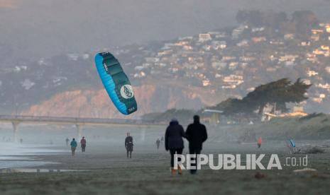 Peselancar angin berlomba di sepanjang garis pantai di New Brighton Beach di Christchurch, Selandia Baru, Selasa (9/6). Warga Selandia Baru menikmati hari pertama mereka pada status level 1 setelah Perdana Menteri Jacinda Ardern mengumumkan pada Senin (8/6) bahwa Kabinet telah sepakat untuk mencabut hampir semua pembatasan akibat Covid-19. 