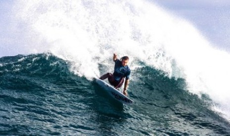  Peselancar Australia Mikey Wright beraksi di Margaret River Pro, 18 April 2018.