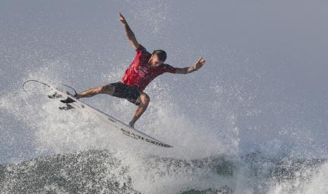 Peselancar Mikey Wright saat berlaga di turnamen yang dihelat di Keramas, Bali, Indonesia, 20 Mei 2019. Mikey dijuluki Legenda Hidup usai menyelamatkan perenang yang terseret ombak di Hawaii.