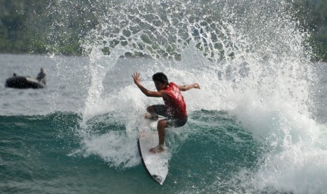 Peselancar nasional asal Bali penyandang prestasi peringkat satu Asia, Rio Waida, melakukan manuver saat mengikuti kejuaraan Aceh Surfing International Championship, di Pantai Matanurung, Pulau Simeulue, Kabupaten Simeulue, Aceh, Kamis (26/10)