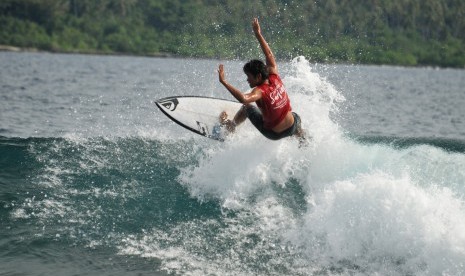 Peselancar nasional asal Bali penyandang prestasi peringkat satu Asia, Rio Waida, melakukan manuver saat mengikuti kejuaraan Aceh Surfing International Championship, di Pantai Matanurung, Pulau Simeulue, Kabupaten Simeulue, Aceh, Kamis (26/10). 