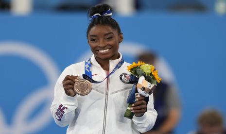 Pesenam AS Simone Biles berpose dengan medali perunggunya untuk peralatan balok keseimbangan senam artistik putri di Olimpiade Musim Panas 2020, Selasa, 3 Agustus 2021, di Tokyo, Jepang.