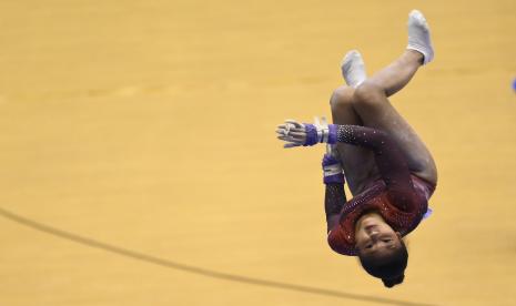 Pesenam putri Indonesia Rifda Irfanaluthfi beraksi di alat palang bertingkat.