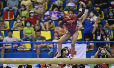 Pesenam putri Indonesia Rifda Irfanaluthfi beraksi di balok keseimbangan pada nomor tunggal putri semua alat (all round) Senam Artistik SEA Games 2021 Vietnam di Quan Ngua Sports Palace, Hanoi, Vietnam, Sabtu (14/5/2022). Rifda berhasil meraih emas dengan mengumpulkan 49.650 poin. 