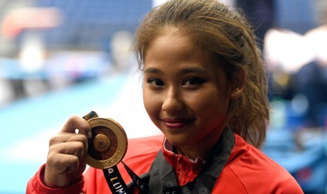 Pesenam putri Indonesia Rifda Irfanaluthfi menunjukkan medali emas usai menjuarai nomor balok keseimbangan senam artistik perorangan putri SEA Games XXIX Kuala Lumpur di MiTeC, Kuala Lumpur, Malaysia, Rabu (23/8). 