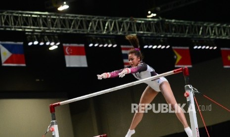 Pesenam putri Rifda Irfanaluthfi bertanding pada nomor palang bertingkat senam artistik putri perorangan pada SEA Games 2017 Kuala Lumpur di MITEC, Kuala Lumpur, Malaysia, Selasa (22/8).