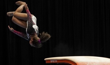 Pesenam putri Rifda Irfanaluthfi melakukan lompatan nomor meja lompat (vault) senam artistik putri perorangan pada SEA Games XXIX Kuala Lumpur di MITEC, Kuala Lumpur, Malaysia, Selasa (22/8).