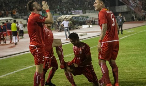 Pesepak boa Persija Jakarta Marko Simic (kiri) melakukan selebrasi setelah mencetak gol ke gawang PSMS Medan pada pertandingan semifinal Leg I Piala Presiden 2018 di Stadion Manahan, Solo, Jawa Tengah, Sabtu (10/2). 