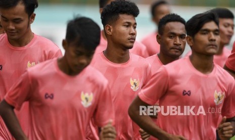 Pesepak bola Amiruddin Bagas Kaffa (tengah) mengikuti seleksi pemain Timnas Indonesia U-19 di Stadion Wibawa Mukti, Cikarang, Bekasi, Jawa Barat, Senin (13/1/2020).