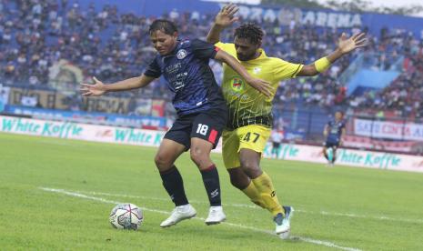 Pesepak bola Arema FC Adam Alis (kiri) berusaha mempertahankan bola dari hadangan pesepak bola Barito Putera Doni Harold Minim (kanan) dalam pertandingan babak delapan besar Piala Presiden di Stadion Kanjuruhan, Malang, Jawa Timur, Sabtu (2/7/2022). Arema menang adu penalti 5-4 usai laga imbang 0-0 dalam 90 menit.