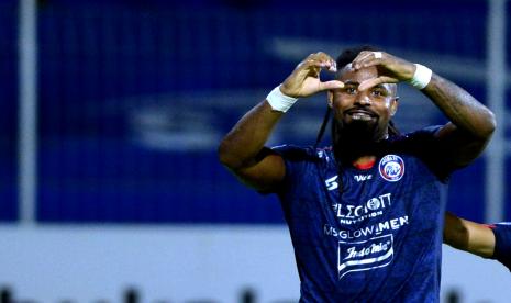 Penyerang Arema FC Carlos Fortes berselebrasi usai mencetak gol ke gawang lawan. Pelatih Persib Robert Rene Alberts memuji kualitas striker lawan, Carlo Fortes, jelang laga Persib vs Arema pada pada Rabu (9/3/2022). 