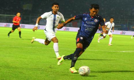 Pesepak bola Arema FC Dedik Setiawan (kanan) melewati hadangan pesepak bola PSIS Semarang Aqsha (kiri) dalam pertandingan persahabatan di Stadion Kanjuruhan, Malang, Jawa Timur, Ahad (22/5/2022). Pertandingan yang juga digunakan untuk menguji kesiapan kedua tim menghadapi Kompetisi Liga 1 2022/2023 tersebut dimenangkan Arema FC dengan skor akhir 2-0. 