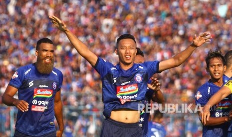 Pesepak bola Arema FC, Dendy Santosa (kanan) melakukan selebrasi usai mencetak gol di gawang Persebaya Surabaya dalam pertandingan Liga I di Stadion Kanjuruhan, Malang, Jawa Timur, Kamis (15/8/2019).