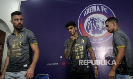 Pesepak bola anyar Arema FC, Elias Patricio Alderete dari Argentina (kanan), Jonathan Jesus Bauman dari Argentina (kiri), dan Matias Daniel Malvino dari Uruguay (tengah) berjalan usai menandatangani kontrak di Kantor Arema, Malang, Jawa Timur, Kamis (30/1). 