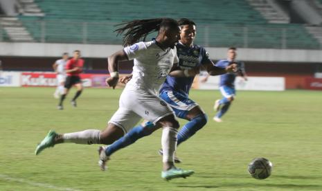 Pesepak bola Arema FC Fortes (kiri) berusaha menerobos pertahanan Persib Bandung saat laga Liga 1 di Stadion Maguwoharjo, Sleman, D.I Yogyakarta, Minggu (28/11/2021). Arema FC menang atas Persib Bandung dengan skor 1-0.