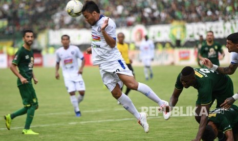 Pesepak bola Arema FC Hamka Hamzah (tengah) menyundul bola yang berusaha direbut sejumlah pesepak bola Persebaya Surabaya pada laga final leg 1 Piala Presiden 2019 di Gelora Bung Tomo, Surabaya, Jawa Timur, Selasa (9/4/2019).