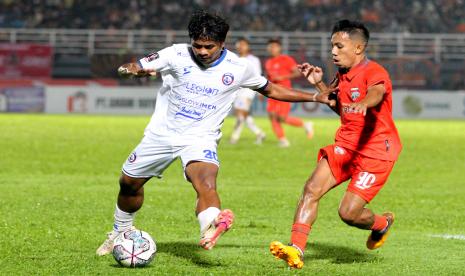 Pesepak bola Arema FC Ilham Udin Armaiyn (kiri) mencoba melewati pesepak bola Borneo FC Muhammad Sihran pada leg kedua final Piala Presiden 2022 di Stadion Segiri, Samarinda, Kalimantan Timur, Ahad (17/7/2022). Arema FC berhasil menjadi juara Piala Presiden 2022 setelah menang dengan aggregat 1-0 atas Borneo FC. 