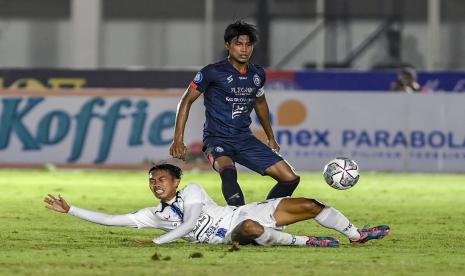 Pesepak bola Arema FC Johan Ahmad Farizi (kanan).  Farizi mengakui persiapan tim berjalan seperti biasanya jelang menghadapi Persib Bandung di Stadion I Gusti Ngurah Rai, Denpasar, Bali, pada Rabu (9/3/2022).