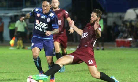 Pesepak bola Arema FC Juan Pablo Pino (kiri) berusaha melewati hadangan pesepak bola PSM Makassar Stevan Renaud Anthony Paulle (kanan) dalam pertandingan Liga I GOJEK-Traveloka di Stadion Kanjuruhan, Malang, Jawa Timur, Rabu (30/8). PSM Makassar unggul atas Arema pada babak pertama dengan skor 3-0.