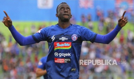 Pesepak bola Arema FC, Makan Konate melakukan selebrasi usai mencetak gol di gawang Madura United dalam pertandingan Liga I di Stadion Kanjuruhan, Malang, Jawa Timur, Jumat (8/11/2019).