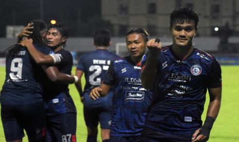 Pesepak bola Arema FC Muhammad Rafli (kanan) bersama rekan setimnya berselebrasi usai mencetak gol ke gawang Barito Putera pada pertandingan Liga 1 di Stadion Kompyang Sujana, Denpasar, Bali, Sabtu (5/3/2022). 