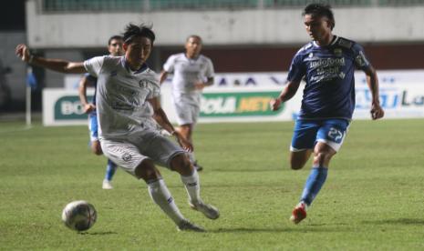 Pesepak bola Arema FC Renshi (kiri) berebut bola dengan pesepak bola Persib Bandung Zalnando (kanan) saat laga Liga 1 di Stadion Maguwoharjo, Sleman, D.I Yogyakarta, Minggu (28/11/2021). Arema FC menang atas Persib Bandung dengan skor 1-0.