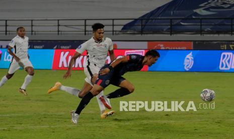 Pesepak bola Persipura Jayapura Brian Fatari (kiri).