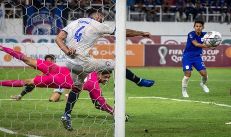 Pesepak bola Arema FC Sergio Silva (tengah) berhasil menghalau tembakan bola yang dilakukan pesepak bola PSIS Semarang Hari Nur (kanan) saat pertandingan semifinal leg 1 Piala Presiden 2022 di Stadion Jatidiri Semarang, Jawa Tengah, Kamis (7/7/2022). PSIS Semarang selaku tuan rumah dikalahkan Arema FC dengan skor 0-2.