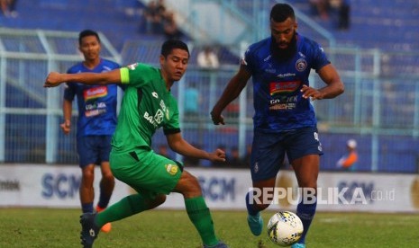 Pesepak bola Arema FC, Sylvano Dominique Comvalius (kanan) berusaha melewati hadangan pesepak bola Bhayangkara FC, Indra Kahfi Adhiyasa (kiri) dalam pertandingan Liga I di Stadion Kanjuruhan, Malang, Jawa Timur, Jumat (26/7/2019).