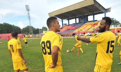 Pesepak bola asal Pantai Gading Didier Zokora (kanan) menjalani latihan perdana bersama Semen Padang FC di Stadion GOR H Agus Salim, Padang, Sumatra Barat, Selasa (25/4). 