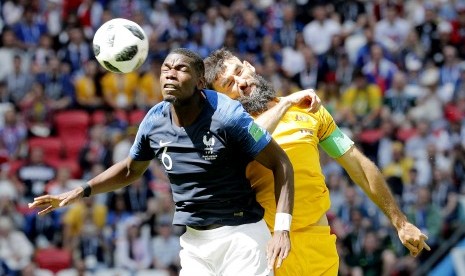 Pesepak bola Australia (kanan) Mile Jedinak dan Paul Pogba asal Prancis beraksi pada laga pembuka Grup C Piala Dunia 2018 di Kazan, Russia, Sabtu (16/6). 