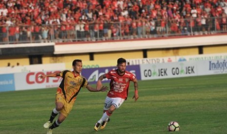 Pesepak bola Bali Stefano Lilipaly (kanan) berebut bola dengan pesepak bola Mitra Kukar, Saiful Ramadan dalam Pertandingan Sepak Bola Liga 1 di Stadion I Wayan Dipta, Gianyar, Bali, Ahad (27/8). Bali United menang atas Mitra Kukar dengan skor 6-1.