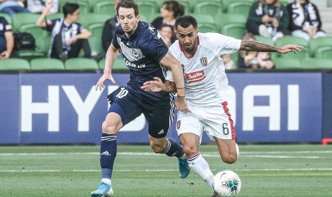 Pesepak bola Bali United Brwa Nouri (kanan) berebut bola dengan pesepak bola Melbourne Victory Robbie Kruse pada pertandingan babak penyisihan Liga Champions Asia 2020 di Stadion Aami Park, Melbourne, Australia, Selasa (21/1/2020).