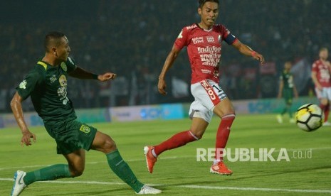 Pesepak bola Bali United, Fadil Sausu (kanan). Fadil ingin Bali United bisa menjadi ancaman bagi Persib Bandung yang saat ini ada di posisi puncak klasemen Liga 1 Indonesia.