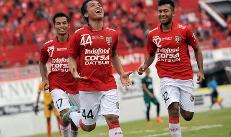 Pesepak bola Bali United, Gede Sukadana (kedua kiri) beraksi setelah membobol gawang PSS Sleman dalam babak final perebutan posisi ketiga pertandingan sepak bola Bali Island Cup 2016 di Stadion Dipta, Gianyar, Bali, Selasa (23/2). 