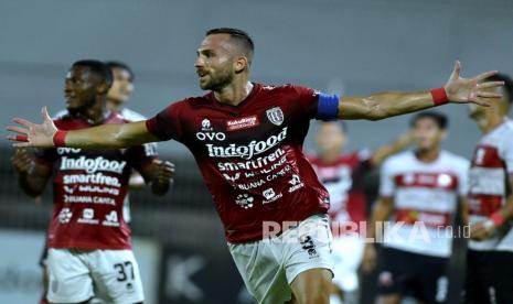 Pesepak bola Bali United Ilija Spasojevic berselebrasi usai mencetak gol ke gawang Madura United saat pertandingan Liga 1 di Stadion Kompyang Sujana, Denpasar, Bali, Senin (21/3/2022). Bali United mengalahkan Madura United 2-0. 