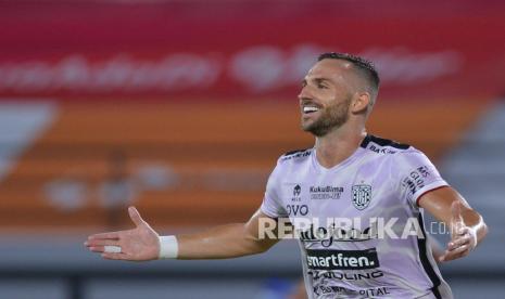 Pesepak bola Bali United Ilija Spasojevic. Pelatih Bali United FC Stefano 'Teco' Cugurra menyiapkan strategi di lini serangnya saat Bali United melawan Persib Bandung di Yogyakarta, Jumat (10/2/2023). Ini mengingat striker andalannya Ilija Spasojevic absen pada laga tersebut karena akumulasi kartu kuning.