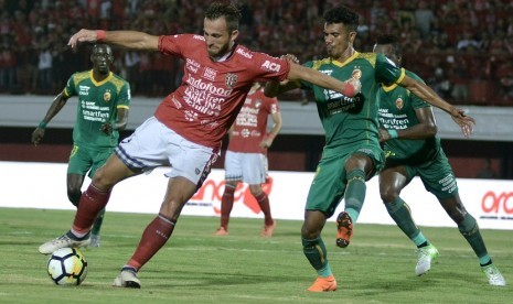 Pesepak bola Bali United Ilija Spasojevic (kedua kiri) berusaha berebut bola dengan pesepak bola Sriwijaya FC Alfin Tuasalamony (kedua kanan) dalam pertandingan Sepak Bola Liga 1 2018 di Stadion I Wayan Dipta, Gianyar, Bali, Sabtu (5/5). Dalam pertandingan tersebut, tuan rumah Bali United dikalahkan Sriwijaya FC dengan skor 3-4.