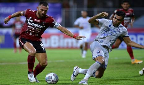 Pesepak bola Bali United Ilija Spasojevic (kiri) berebut bola dengan pesepak bola Arema FC Fabiano Beltrame (kanan) saat pertandingan Liga 1 di Stadion I Gusti Ngurah Rai, Denpasar, Bali, Selasa (15/3/2022). Bali United berhasil mengalahkan Arema FC dengan skor 2-1. 