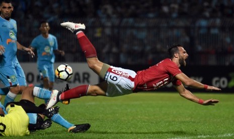 Pesepak bola Bali United Ilija Spasojevic terjatuh saat bertabrakan dengan pesepak bola Persela Lamongan dalam laga Liga 1 di Stadion Surajaya, Lamongan, Jawa Timur, Senin (16/4). Persela Lamongan ditahan imbang Bali United dengan skor 1-1. 