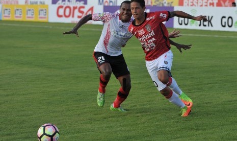 Penyerang Bali United, Irfan Bachdim (kanan).