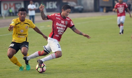 Penyerang Bali United Irfan Bachdim (kanan).